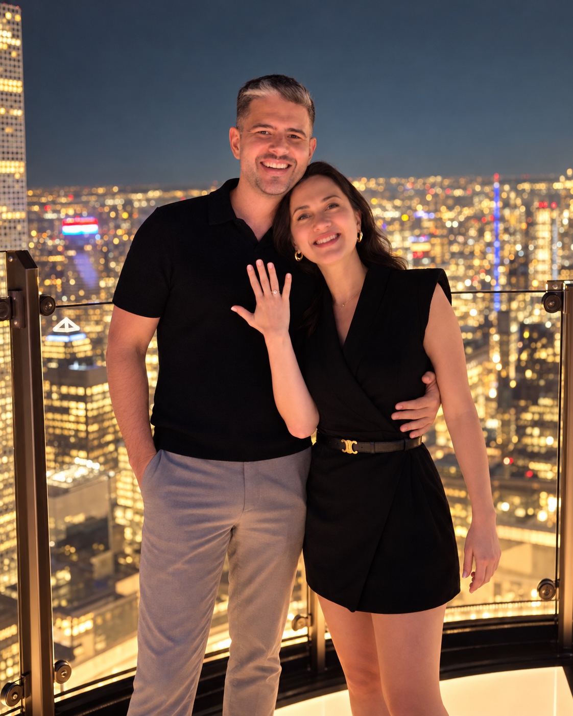 Ezgi und Matthias gemeinsam vor einer nächtlichen Skyline